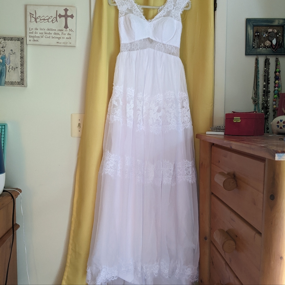 June Bridals V-Neck Long Cap-Sleeve Appliqued Lace&Tulle Wedding Dress